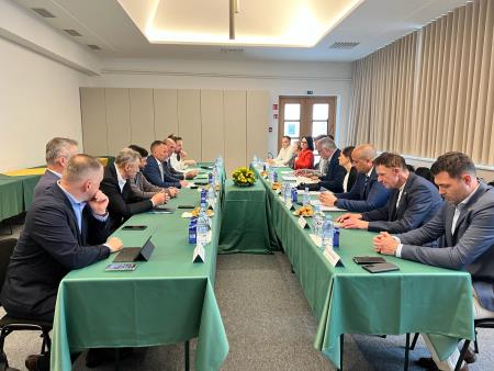 MINISTER ZA NARAVNE VIRE IN PROSTOR JE S PREDSTAVNIKI MINISTRSTVA ZA INFRASTRUKTURO IN DRUGIMI STROKOVNJAKI NA DELOVNEM OBISKU NA OBČINI ŠKOFLJICA